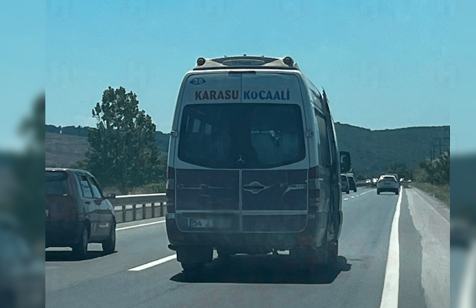 Trafikte tehlikeli yolculuk! Halk otobüsü kapısı açık ilerledi