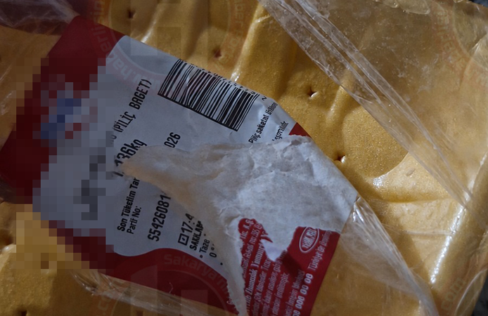 Tavuk bagetten ağır koku gelince ambalajdaki bu detayı fark etti
