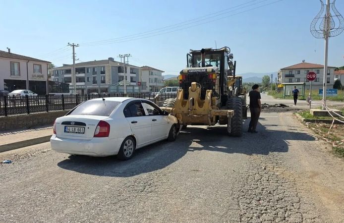Greyder geri gelirken otomobile çarptı