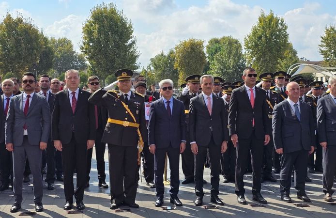 30 Ağustos Zafer Bayramı kutlamaları çelenk töreniyle başladı