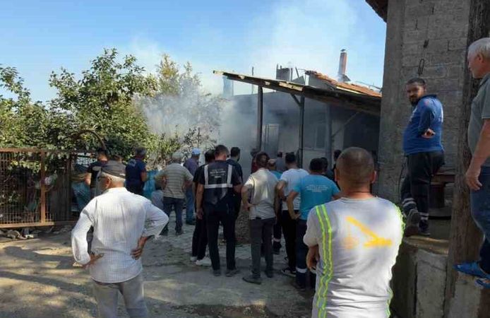 İki katlı ev alevler içinde kaldı