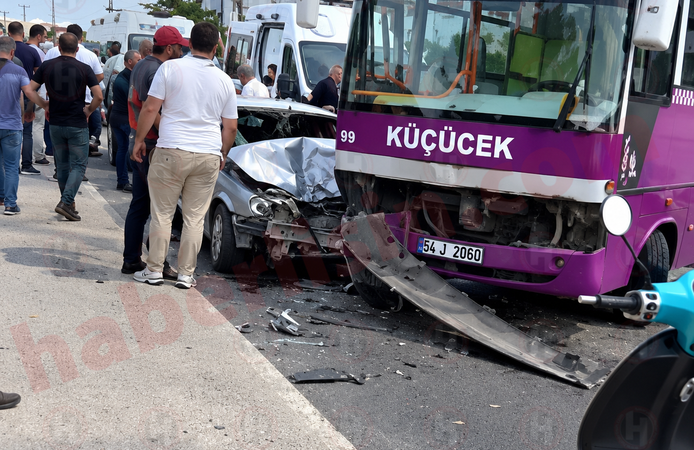 Halk otobüsü otomobille çarpıştı!