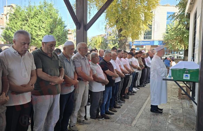 Canına kıyan baba son yolculuğuna uğurlandı