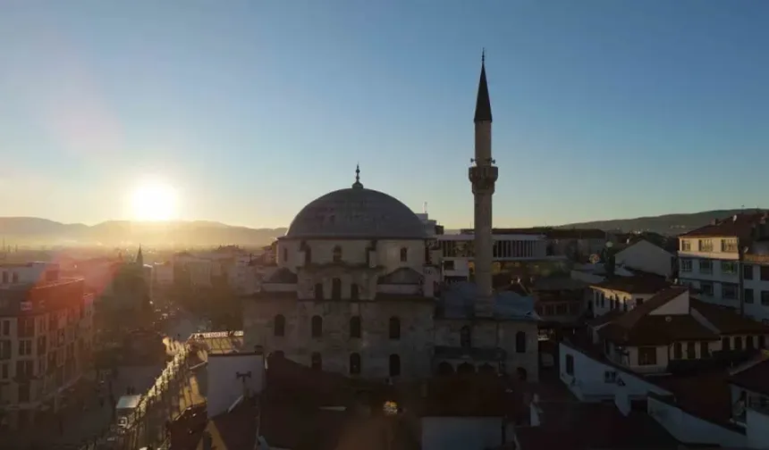 Bu sütunlar 642 yıllık caminin sigortası