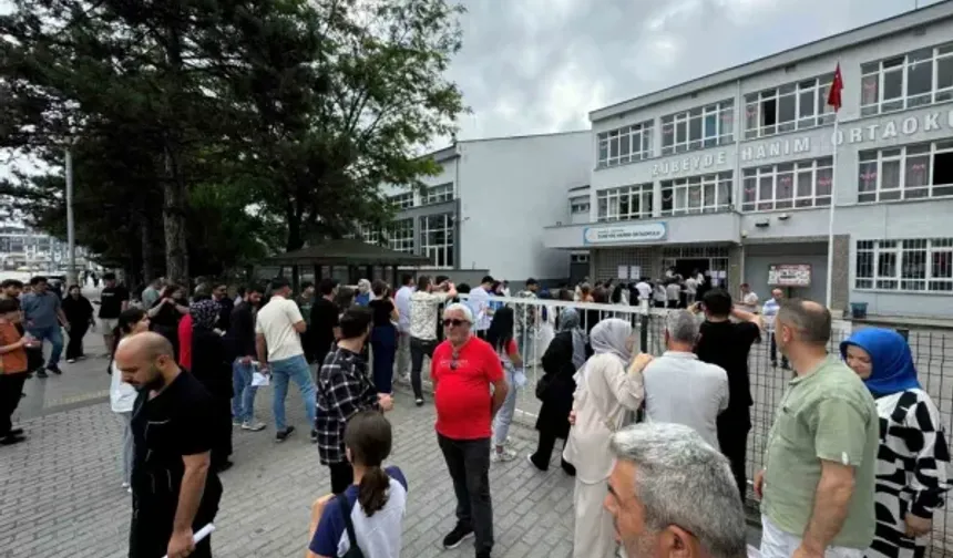 Onlar içeride aileleri dışarıda terledi