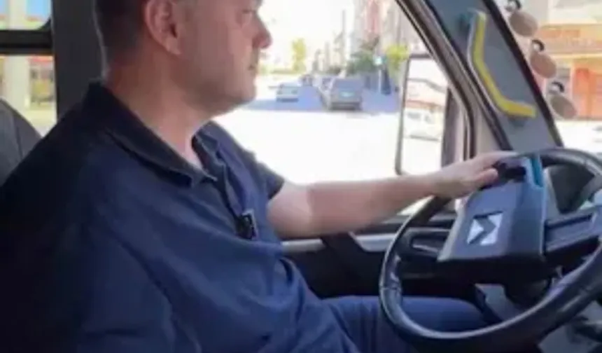 Başkan test sürüşü için bindiği dolmuşu kemer takmadan kullandı