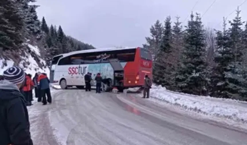 Kartalkaya yolunda kontrolden çıkan yolcu otobüsü yolu kapattı