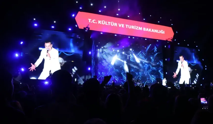 Sakarya'da Ferhat Göçer rüzgarı! Binlerce kişiye unutulmaz gece