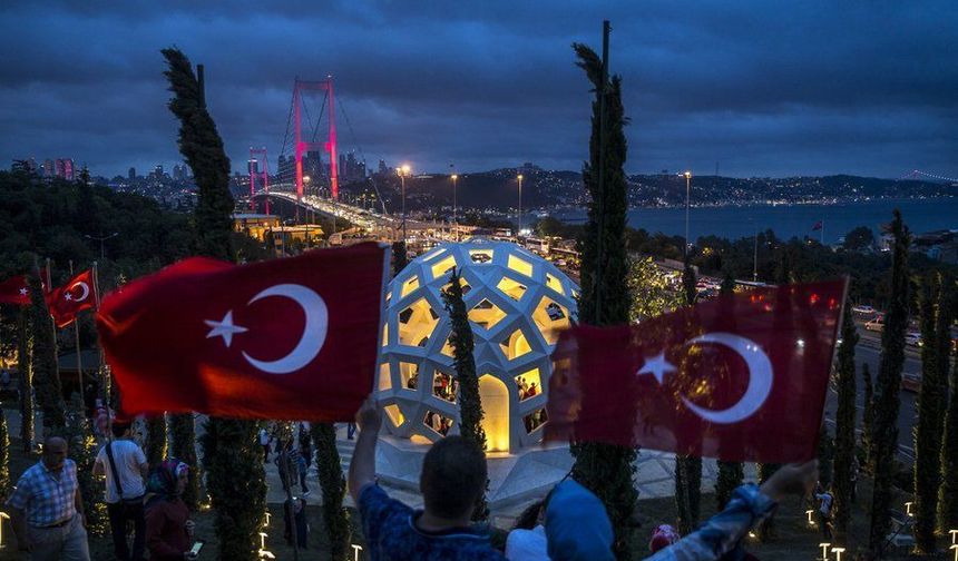 15 Temmuz 2026 resmi tatil mi? Kamu kurumları, bankalar, hastaneler ve okullar açık mı?
