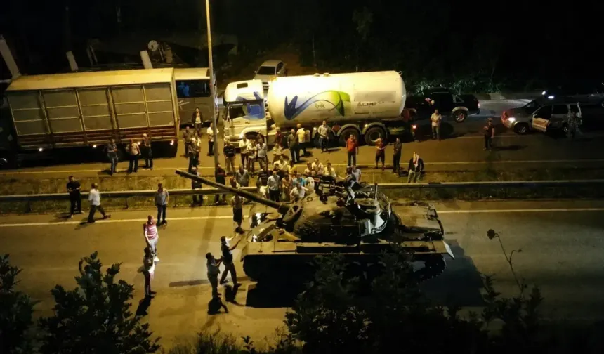  15 Temmuz’da Sakarya destan yazdı…On binlerce kişi valiliğe akın etti, 19 kişi yaralandı 