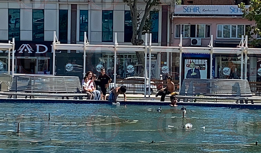 Zabıta çıkardı, çocuklar yine süs havuzuna girdi