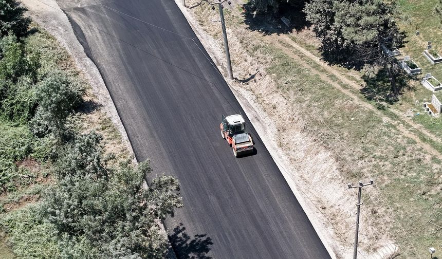 Ferizli’de 9,5 kilometrelik grup yolu 17 bin ton asfaltla yenileniyor