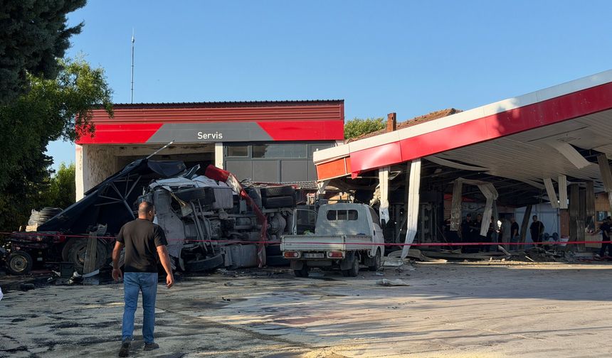 Kömür yüklü tır benzinliğe daldı! 2 çocuk babası yaşamını yitirdi