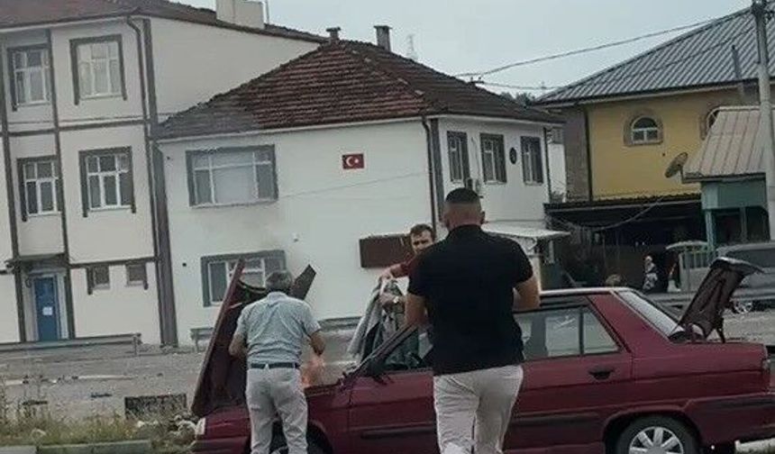 Dumanların yükseldiği otomobile yoldan geçen sürücü müdahale etti