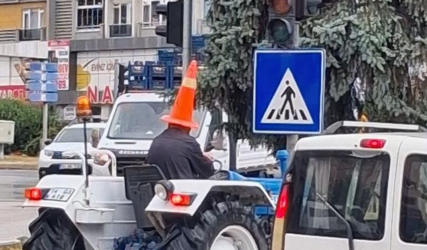 Yağmurdan korunmak için başına trafik dubası geçirdi