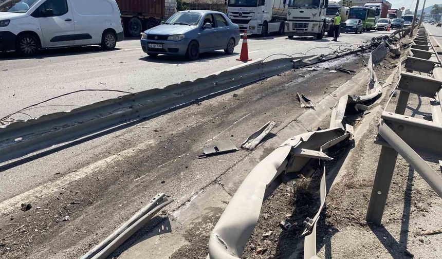 Kontrolden çıkan tır bariyerleri aşarak karşı şeritteki tıra çarptı