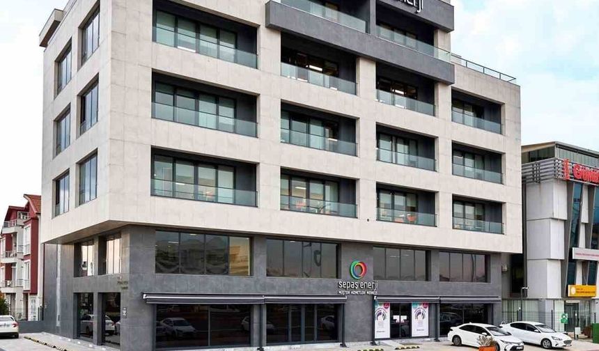 Apartmanın çatı katı alev alev yandı