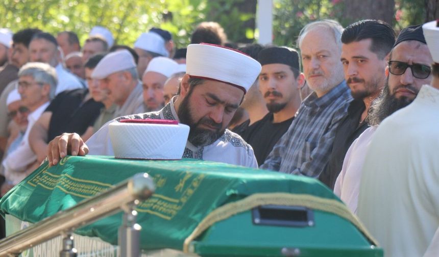 20 yaşındaki hafız genç, imam babasının gözyaşlarıyla uğurlandı