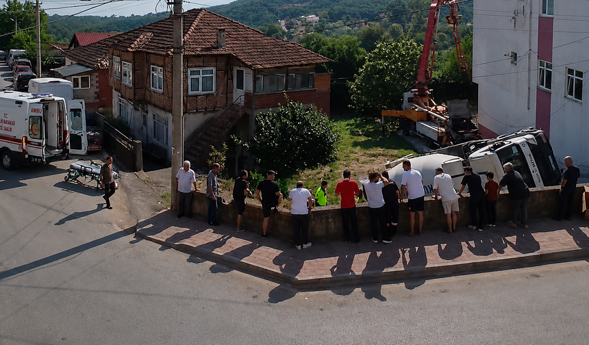 Beton mikseri devrildi! Sürücü yaralandı