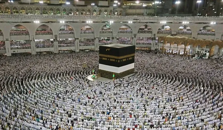 Umre vizesinde yeni dönem! Suudi Arabistan kuralları değiştirdi