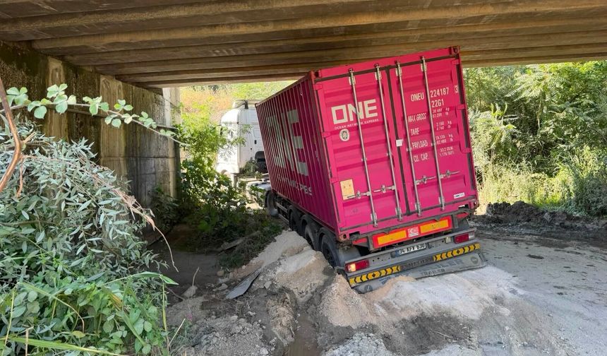 Trafikten kaçtı balçığa saplandı