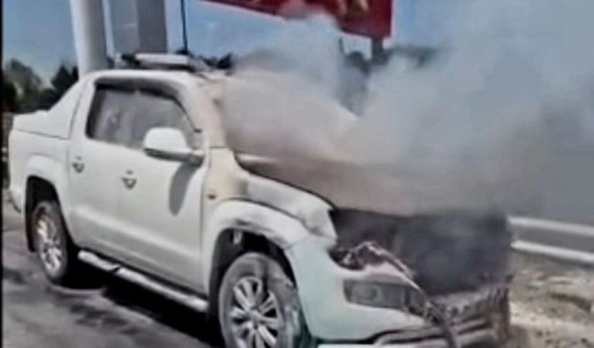 Otoyolda kamyonetin motoru tutuştu