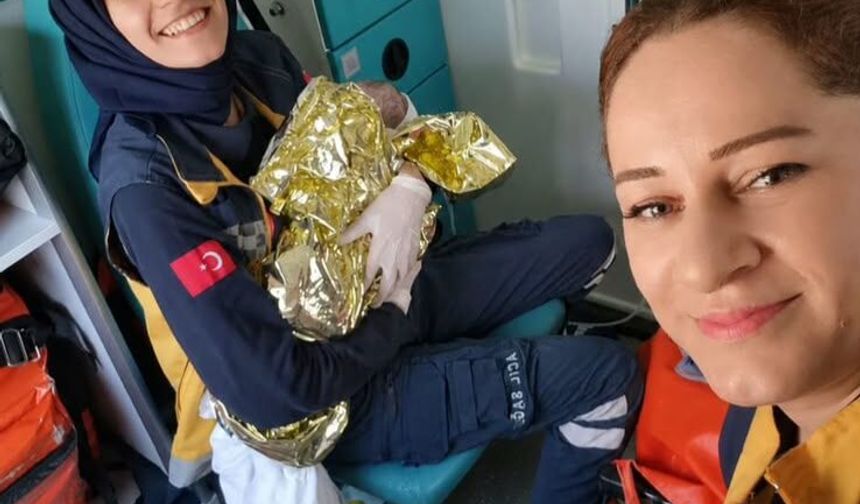 Hastaneye yetişemedi, bebek ambulansta dünyaya geldi