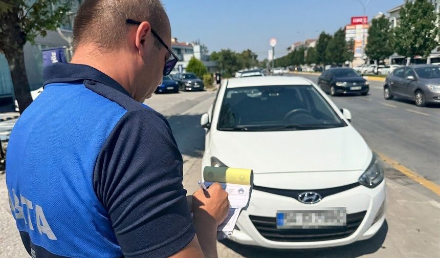 Serdivan'da kaldırımı işgal eden araçlara cezai işlem