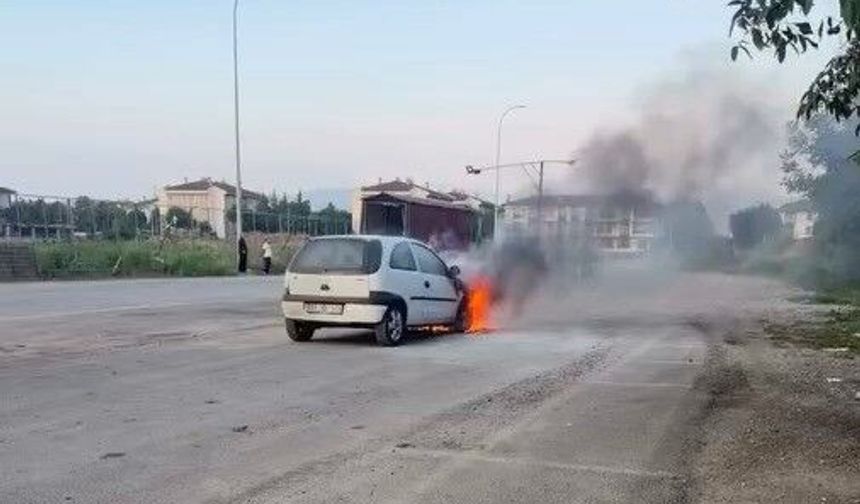 Otomobil alev aldı