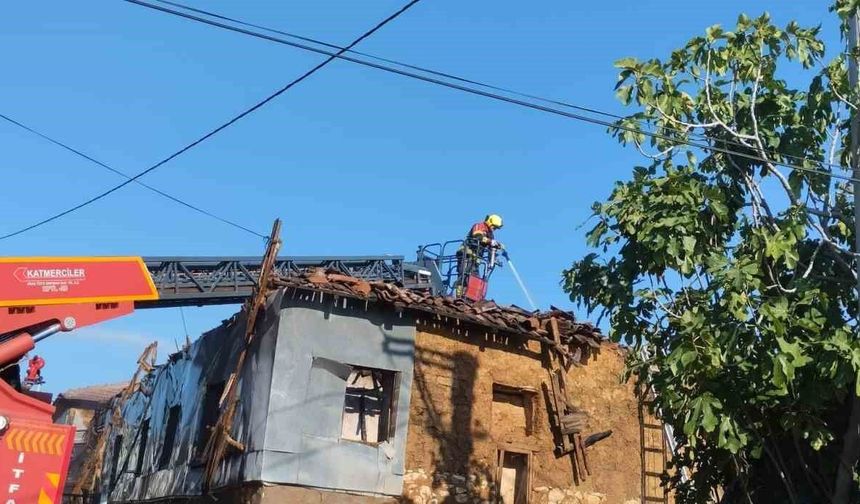 Çıkan yangında müstakil ev kullanılamaz hale geldi
