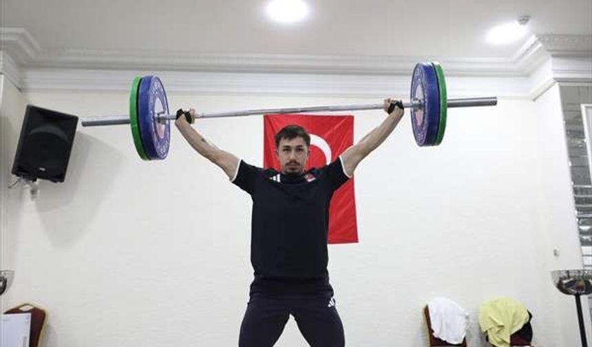 Milli halterci Sakarya'da çalışmalarını sürdürüyor