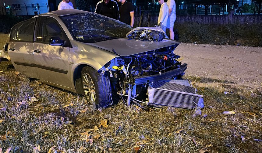 Ağaca çarpan otomobil ikiye bölündü, sürücü hafif sıyrıklarla kurtuldu