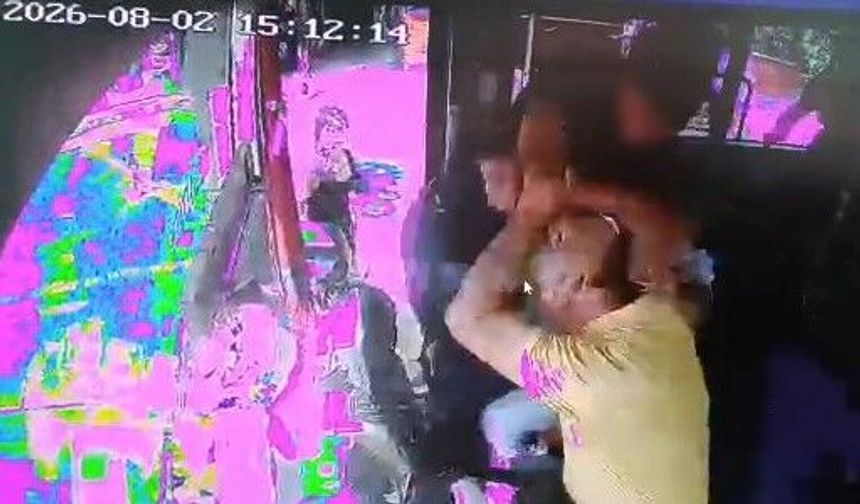 Otobüs şoförüne saldırı anı kameraya yansıdı