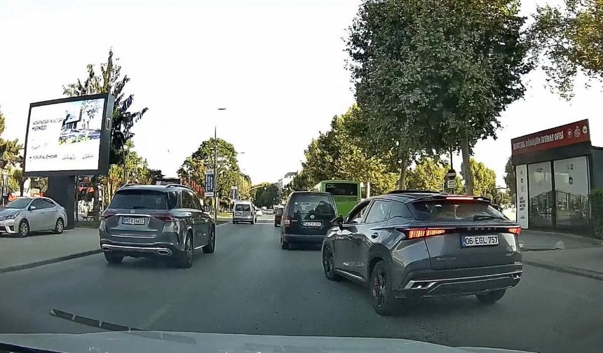 Trafiğin yoğunluğuna aldırmadan makas attı
