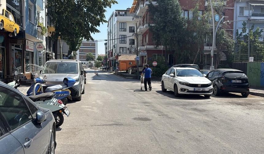 Kaldırıma çıkan otomobil yayalara çarptı: 2 yaralı