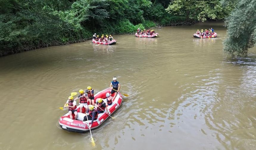 Melen Çayı'nda gençlerin rafting keyfi