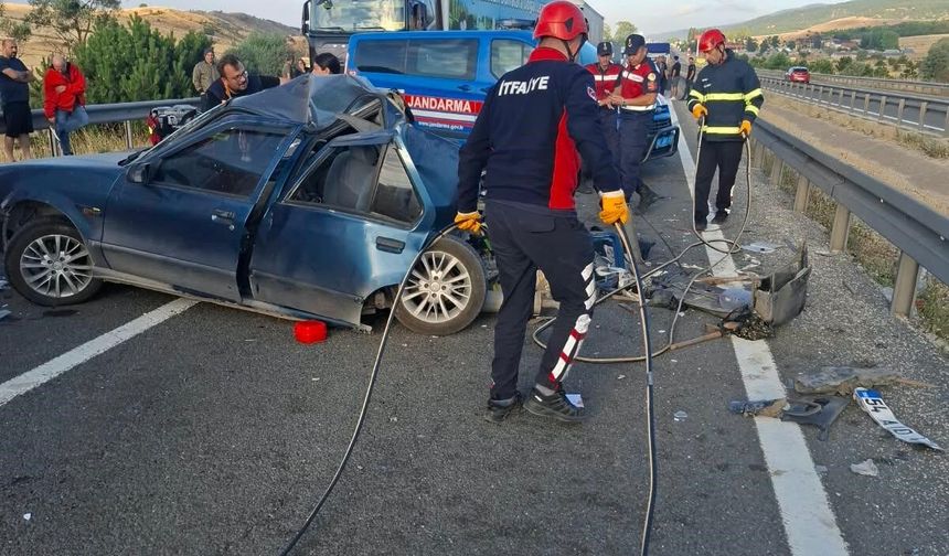 3 aracın karıştığı kazada 2 kişi öldü, 2 kişi yaralandı