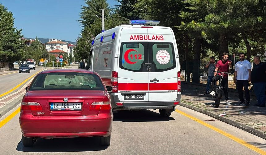 Yaya geçidinde otomobil yaşlı adama çarptı