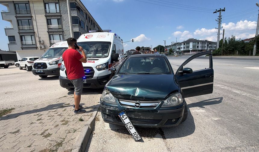 Işıkta aniden şerit değiştiren araca, otomobil çarptı