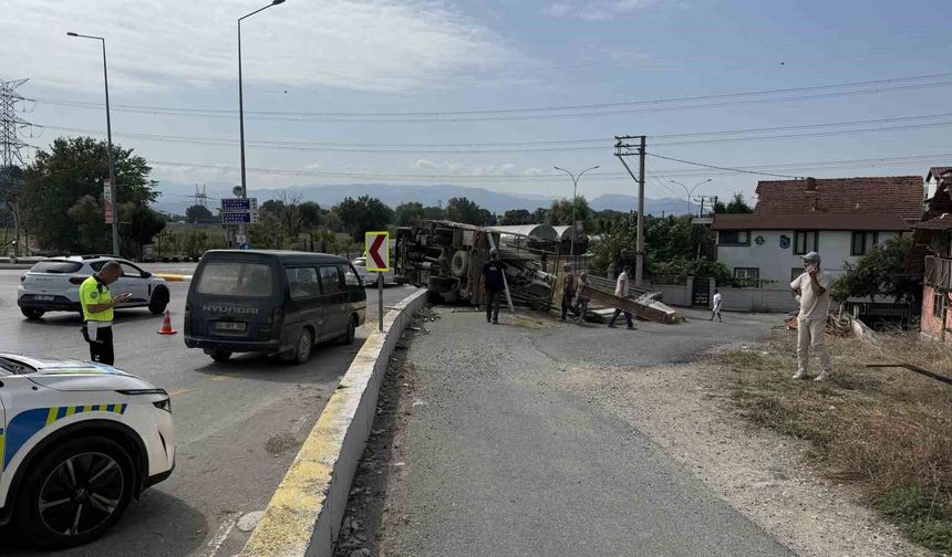 Serdivan’da inşaat malzemesi yüklü kamyon devrildi