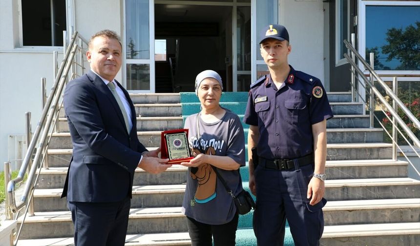 Hayırsever kadın, zeytinliğini Jandarma Asayiş Vakfına bağışladı