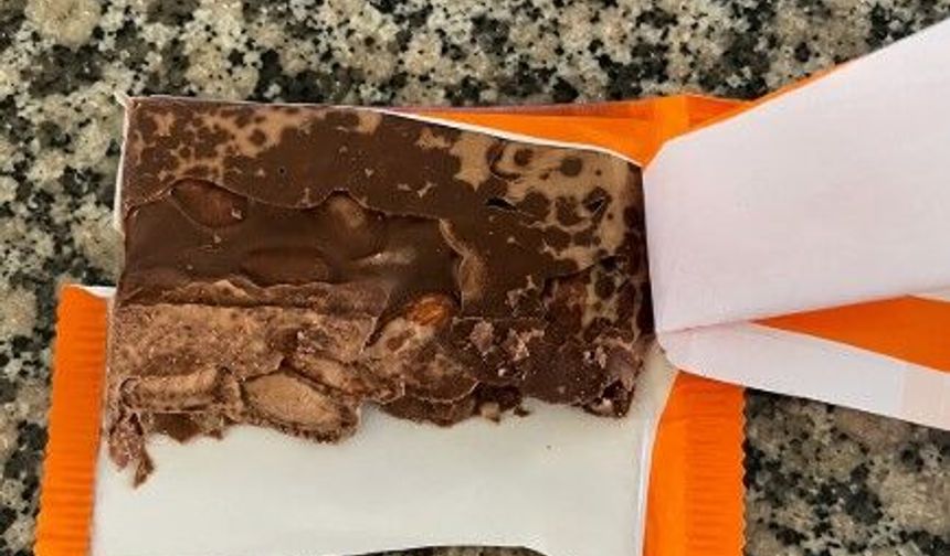 Markette aldığı çikolatayı açınca şaşkına döndü... Paketin yarısı boş çıktı