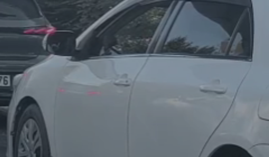 Trafikte tehlikeli yolculuk... Sol ayağını camdan çıkararak ilerledi