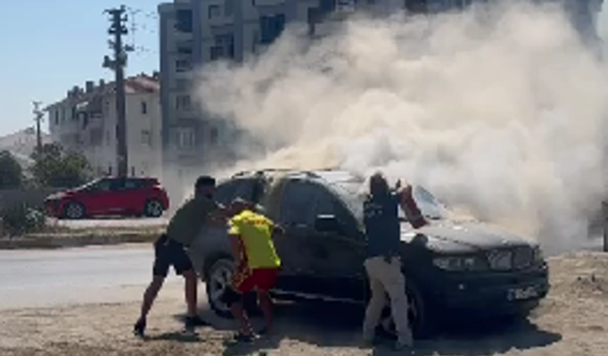 Park halindeki araç alev alev yandı