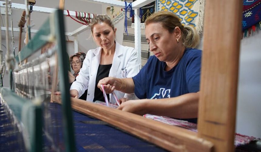 Aile yadigarlarıyla yola çıkan kilim ustası, dokumacılığı nesillere aktarıyor