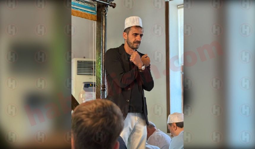 Ağa Camii’nde gönüller dokunan anlamlı hizmet... İşitme engelliler hutbeyi işaret diliyle takip ediyor