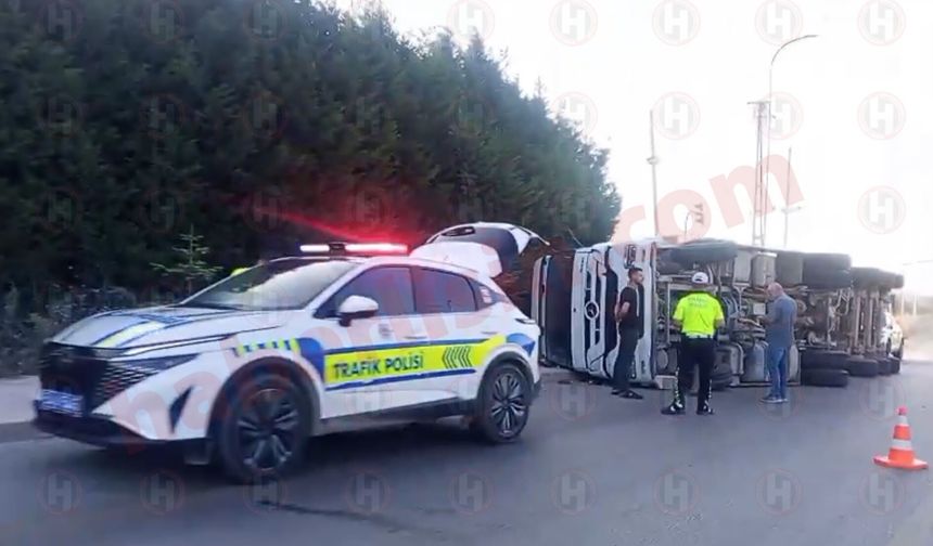 Karaman yolunda tır devrildi, yükü yola saçıldı