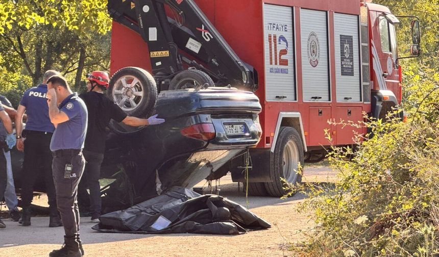 Kartepe'de araç dereye uçtu, yaşamını yitirdi