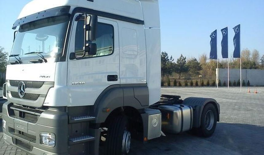 Geyve’de 1,4 milyon TL değerindeki Mercedes çekici icradan satışa çıktı
