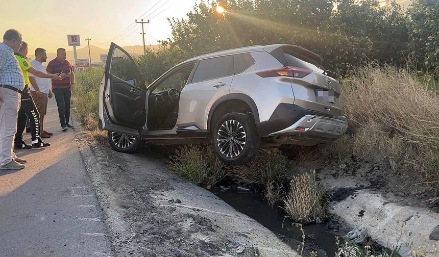 Kontrolden çıkan otomobil tahliye kanalına girdi
